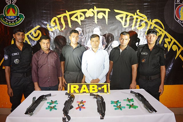 ভুয়া লাইসেন্স ও চোরাপথে কেনা অস্ত্র নিয়ে নিরাপত্তার কাজে নিয়োজিত এই চারজনকে আটক করে র‍্যাব। ছবি: সংগৃহীত