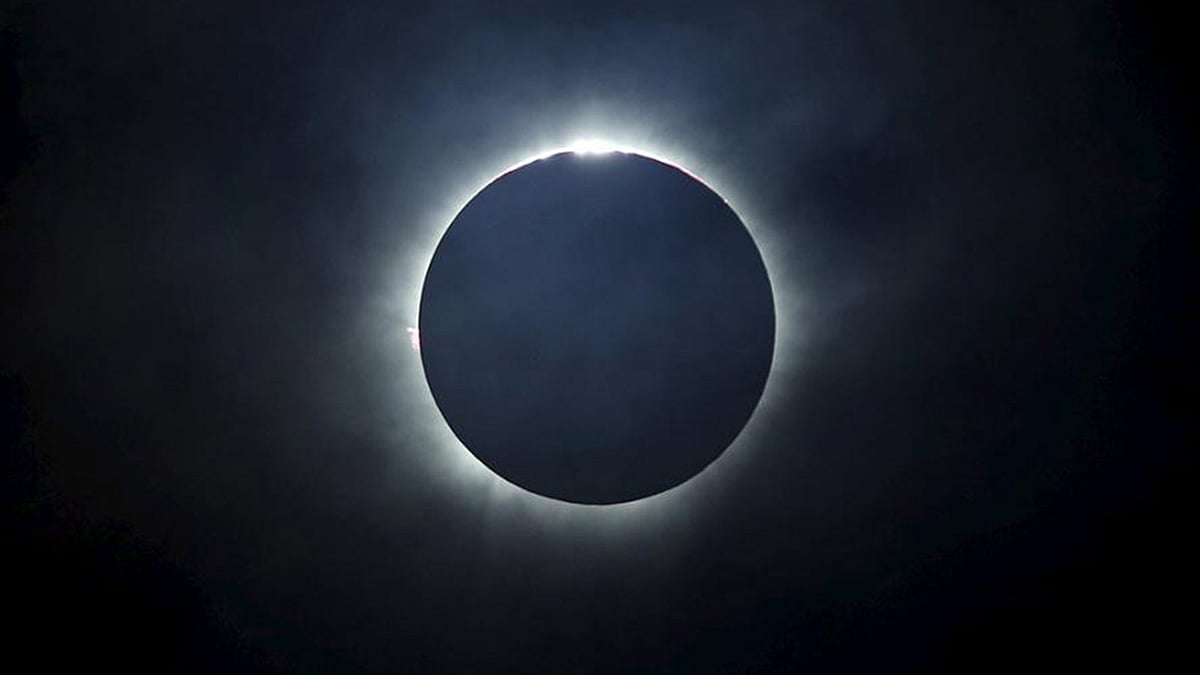 চাঁদে ঢাকা পড়েছে সূর্য। বিষণ্ন সৌন্দর্য। ছবি: রয়টার্স