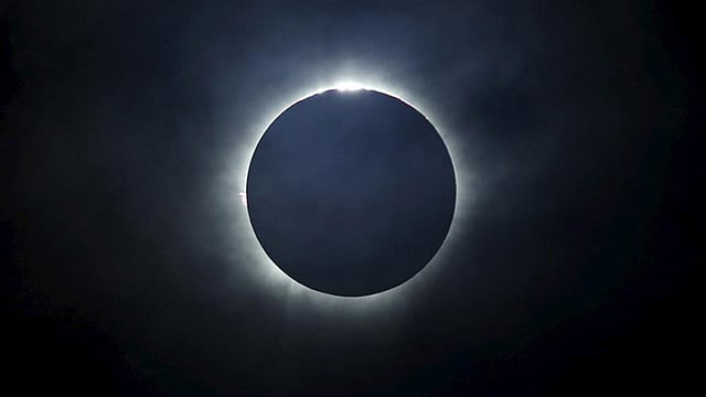 চাঁদে ঢাকা পড়েছে সূর্য। বিষণ্ন সৌন্দর্য। ছবি: রয়টার্স