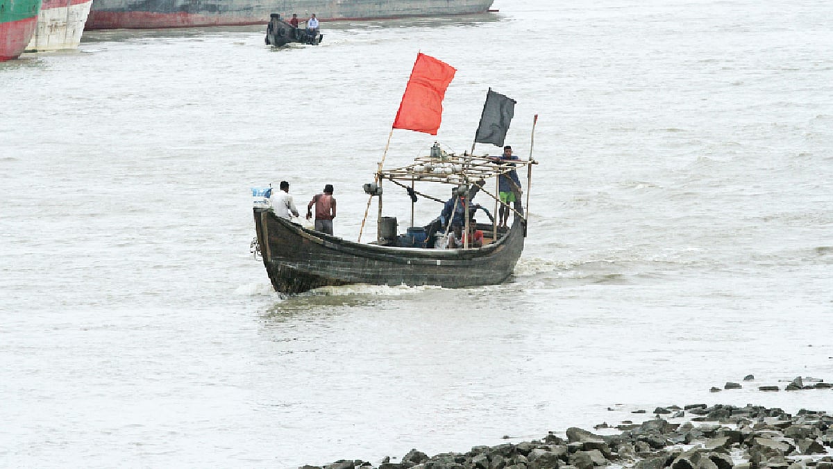 কর্ণফুলী নদীতে ইঞ্জিন–চালিত সাম্পান