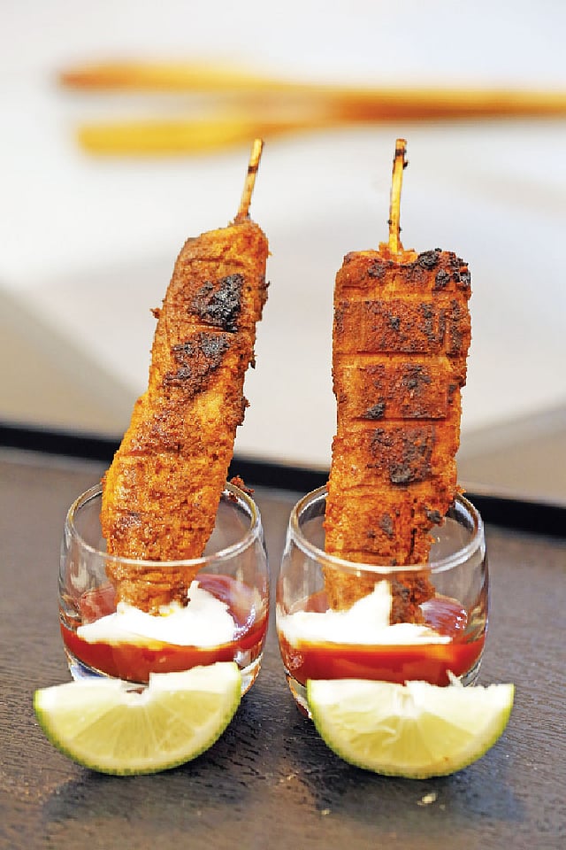 চিকেন স্যতের সঙ্গে ককটেল সস