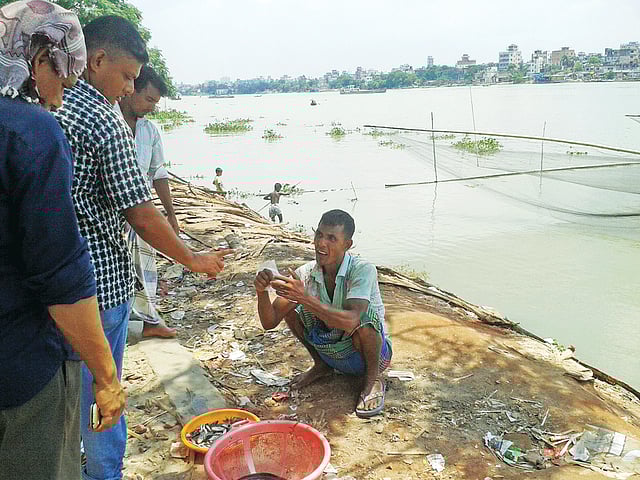 বর্ষায় প্রাণ ফিরে পাচ্ছে বুড়িগঙ্গা। নদীতে মিলছে মাছ। সেই মাছ বিক্রি হচ্ছে নদীর তীরেই। ছবিগুলো বুড়িগঙ্গার কামরাঙ্গীরচর ও বছিলা এলাকা থেকে তোলা l প্রথম আলো