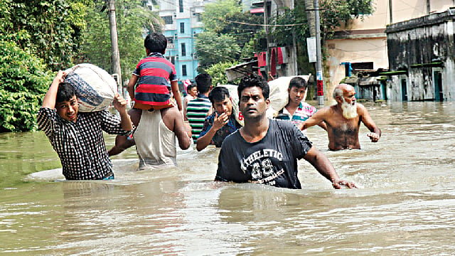 বন্যার সময় পানিবাহিত নানা রোগের প্রকোপ বেড়ে যায়। ছবি: অধুনা