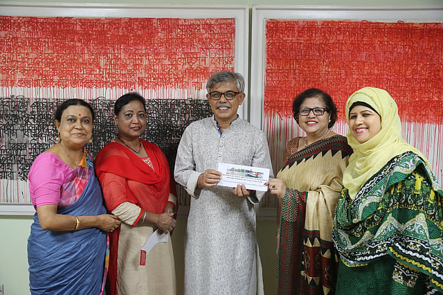 আজ ২৪ আগস্ট প্রথম আলো কার্যালয়ে ৩৪ হাজার টাকার চেক তুলে দেন প্রথম আলো সহযোগী সম্পাদক আনিসুল হকের হাতে। প্রথম আলো।