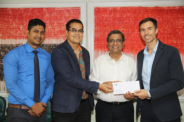 আজ ২৪ আগস্ট প্রথম আলো কার্যালয়ে ২ লাখ টাকার চেক তুলে দেন প্রথম আলো সম্পাদক মতিউর রহমানের হাতে। প্রথম আলো।