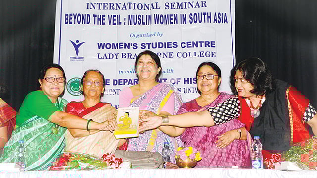 কলকাতায় গতকাল সেমিনারে ‘নহি সামান্যা নারী’ নামে একটি গ্রন্থের মোড়ক উন্মোচন করেন (বাঁ থেকে) বাসবী চক্রবর্তী, সেলিনা হোসেন, শিউলি সরকার, মালেকা বেগম ও অপর্ণা বন্দ্যোপাধ্যায় l ছবি: প্রথম আলো