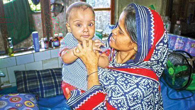 রুমা আক্তারের কোলে শিশু আরাফাত। ছবিটি গতকাল বেলা একটায় চট্টগ্রাম মেডিকেল কলেজ হাসপাতালের ২৮ নম্বর ওয়ার্ড থেকে তোলা l জুয়েল শীল