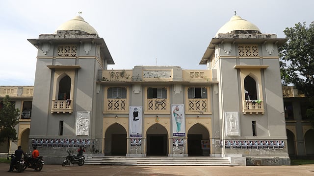 দ্বিতলবিশিষ্ট ভবনের সামনের অংশ।