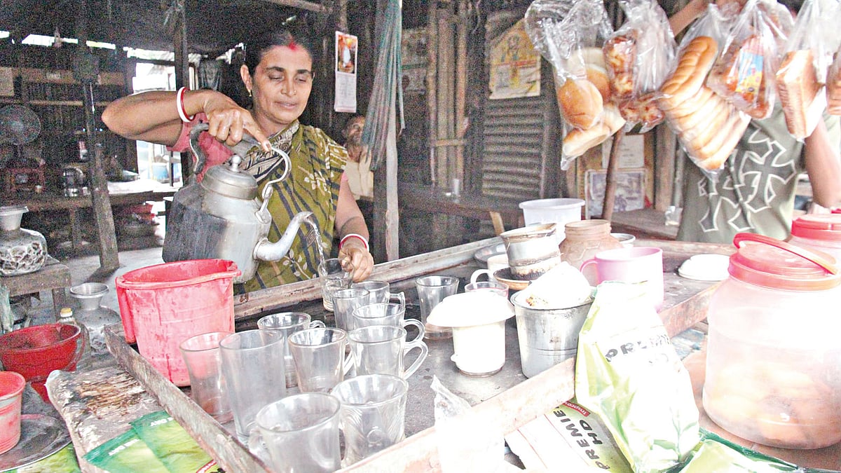 বউবাজারে চা বিক্রি করছেন একজন নারী