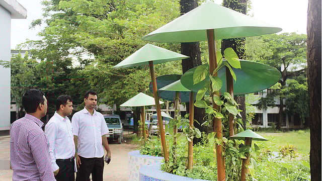 দর্শনার্থীদের বিশ্রামের জন্য তৈরি করা হয়েছে মাশরুম আকৃতির ছাউনি