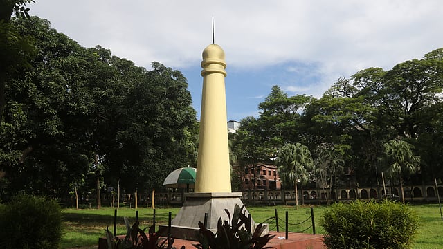 মূল ভবনের দিকে যেতে হাতের ডান পাশে দেখা যাবে একটি স্তম্ভ।