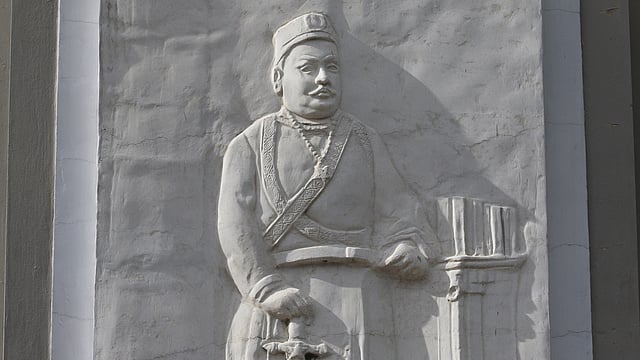 মূল ভবনের দেয়ালে নবাব স্যার খাজা সলিমুল্লাহ বাহাদুরের ম্যুরাল।