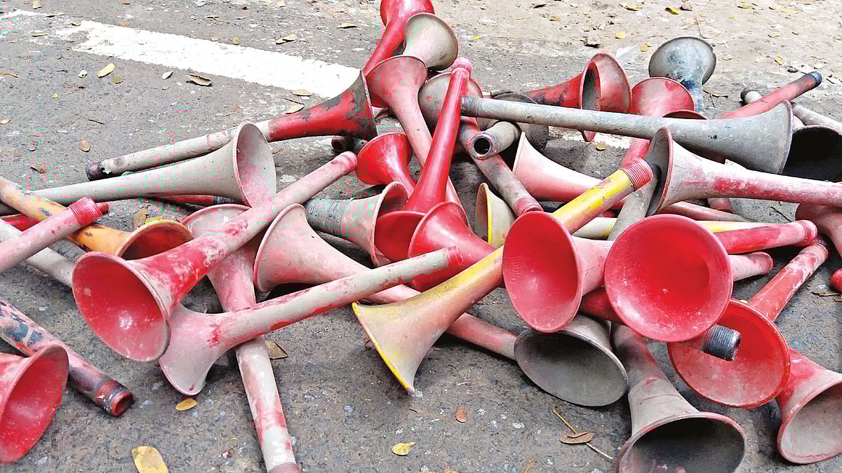 মাগুরায় গত বৃস্পতিবার জব্দ করা হাইড্রোলিক হর্ন l প্রথম আলো