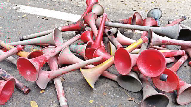 মাগুরায় গত বৃস্পতিবার জব্দ করা হাইড্রোলিক হর্ন l প্রথম আলো