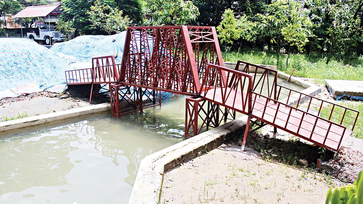 সিলেটে জেলা প্রশাসনের কার্যালয়ের ভেতরে মিনি পার্কে ঐতিহ্যবাহী কিনব্রিজের রেপ্লিকা। ছবিগুলো তুলেছেন আনিস মাহমুদ