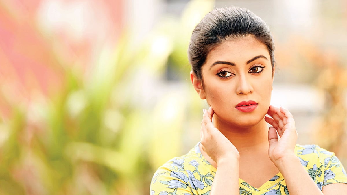 ত্বকের ধরণ বুঝে ফেসিয়াল করাতে হবে। মডেল: অমৃতা, ছবি: নকশা