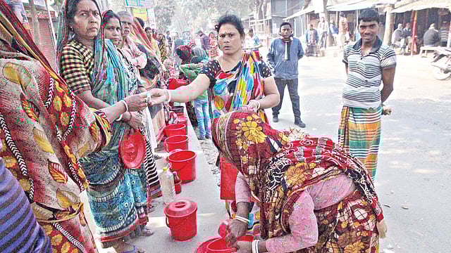 নারীরাই ক্রেতা, নারীরাই িবক্রেতা l ছবি: প্রথম আলো