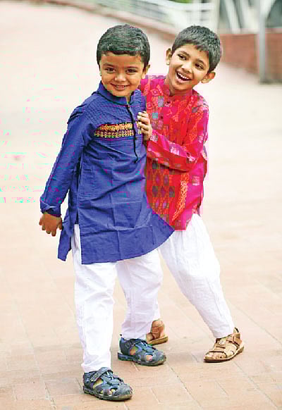 শিশুদের পাঞ্জাবিতে  দেখা যাবে রঙের  ছোঁয়া  মডেল: সায়ান ও অনিন্দ্য পোশাক: রঙ বাংলাদেশ ছবি: নকশা