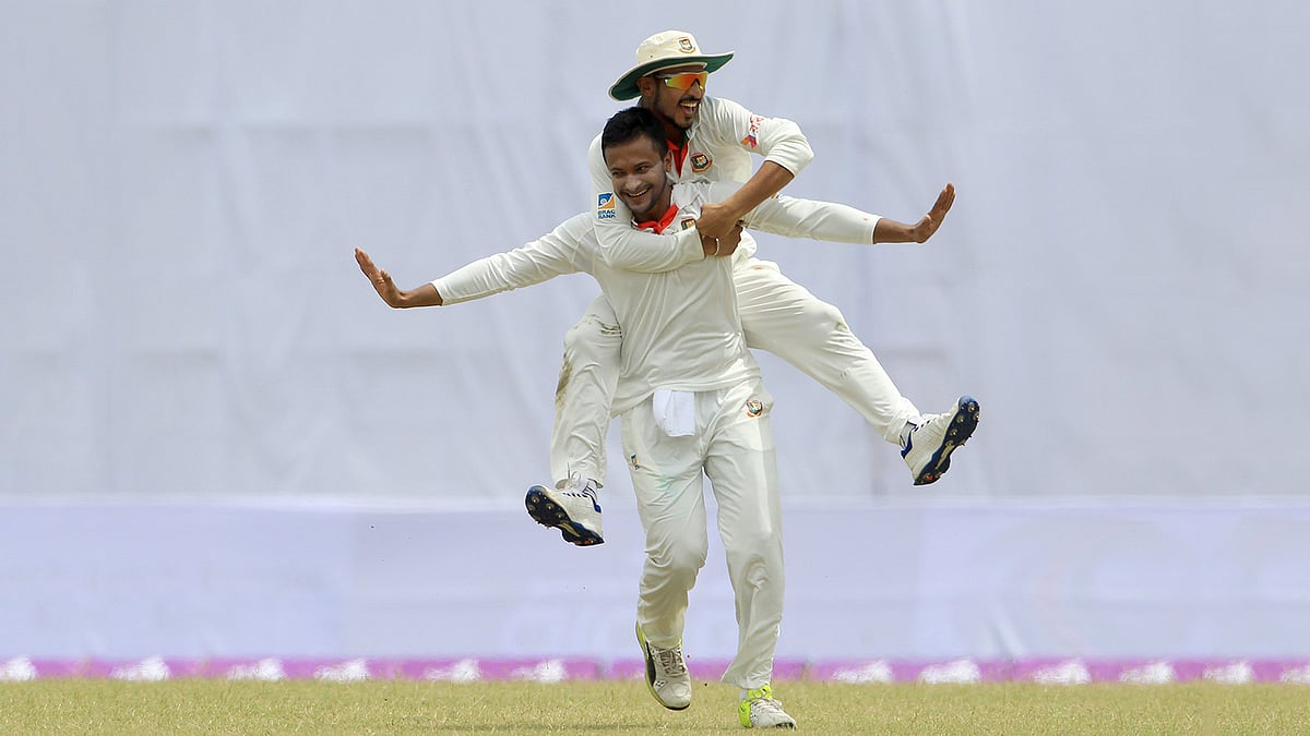 ছবিতে সাকিবের কাঁধে চড়েছেন নাসির, তবে কাঁধে এর চেয়ে ভার নিতে অভ্যস্ত সাকিব। ছবি: শামসুল হক