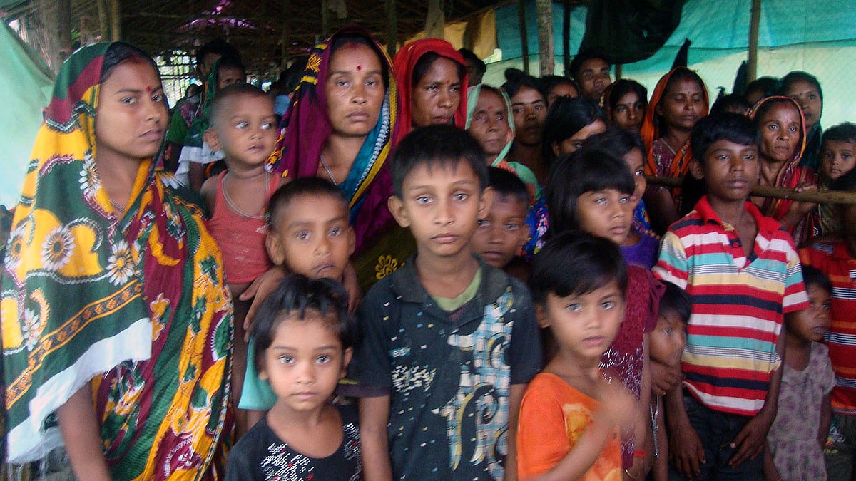 রাখাইন থেকে পালিয়ে আসা হিন্দু সম্প্রদায়ের কয়েকজন। ছবিটি আজ তোলা। ছবি: প্রথম আলো