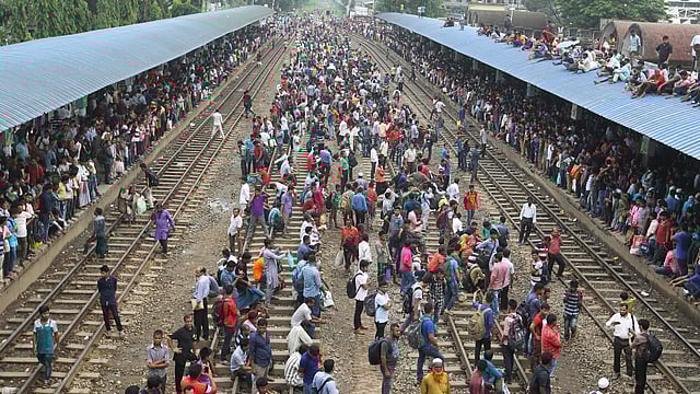 ট্রেনের অপেক্ষায় অসংখ্য যাত্রী। ছবিটি বৃহস্পতিবার দুপুরে বিমানবন্দর রেলস্টেশন থেকে তোলা। ছবি: সাজিদ হোসেন