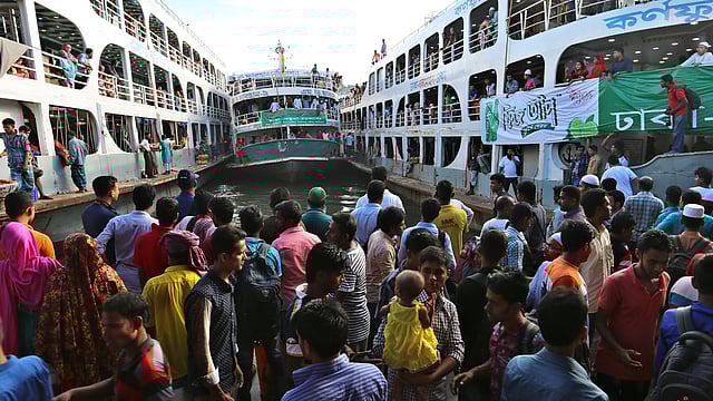 সদরঘাট লঞ্চ টার্মিনালের পল্টুনে ভিড়ছে লঞ্চ। ছবিটি বিকেলে তোলা। ছবি: হাসান রাজা