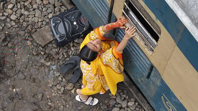 ট্রেনের ছাদে উঠতে প্রস্তুত এই নারী যাত্রী। ছবিটি বৃহস্পতিবার দুপুরে বিমানবন্দর রেলস্টেশন থেকে তোলা। ছবি: সাজিদ হোসেন