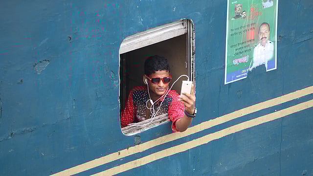 ট্রেনের আসন পেয়েছেন, তা সবাইকে জানিয়ে দিতে সেলফি। ছবিটি বৃহস্পতিবার দুপুরে বিমানবন্দর রেলস্টেশন থেকে তোলা। ছবি: সাজিদ হোসেন