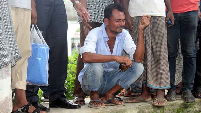 যেই বোনের বাড়ি ফেরার কথা ছিল, সেই বোন এখন লাশ। তবে তখন তাঁর পরিচয় জানা ছিল না। পুলিশ তাঁকে বেওয়ারিশ হিসেবে দাফন করে। এখন বোনের খবর পাওয়ার পর লাশ নিতে আসেন ভাই হাফিজুল ইসলাম প্রামাণিক। কবরের পাশেই কান্নায় ভেঙে পড়েন তিনি। ছবি: কামনাশীষ শেখর