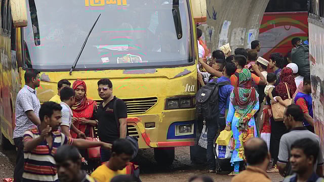 বাসে উঠছেন যাত্রীরা। সায়েদাবাদ বাস টার্মিনাল থেকে বৃহস্পতিবার তোলা ছবি। ছবি: হাসান রাজা