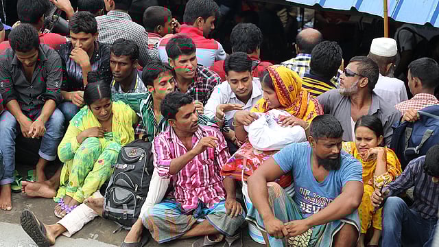 ট্রেনের ভেতরে জায়গা মেলেনি। ছাদে জায়গা পেয়েই খুশি অনেক যাত্রী। ছবিটি বৃহস্পতিবার দুপুরে বিমানবন্দর রেলস্টেশন থেকে তোলা। ছবি: সাজিদ হোসেন
