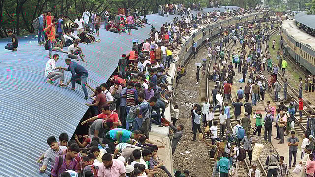 বাড়ি ফিরতে ট্রেনের ছাদে উঠতে আপত্তি নেই যাত্রীদের। ছবিটি বৃহস্পতিবার দুপুরে বিমানবন্দর রেলস্টেশন থেকে তোলা। ছবি: সাজিদ হোসেন