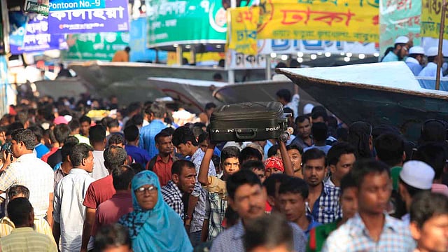সদরঘাট লঞ্চ টার্মিনালে বাড়িমুখী মানুষের উপচেপড়া ভিড়। ছবিটি বিকেলে তোলা। ছবি: হাসান রাজা