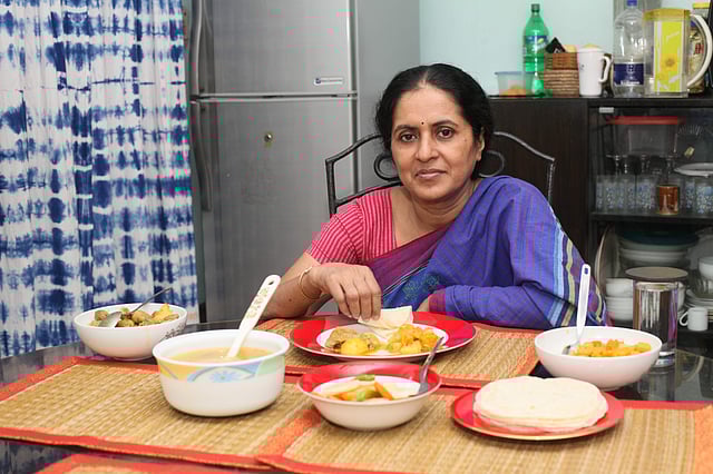 এই বয়সে কম ক্যালরিযুক্ত খাবার খেতে হবে। মডেল: মাসুদা আখতার, ছবি: খালেদ সরকার