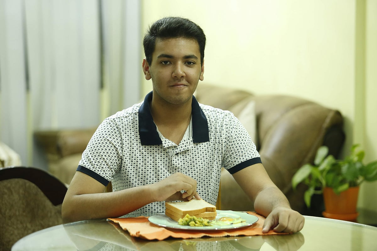 টিনএজারদের খাদ্য তালিকায় উচ্চ আমিষ, ক্যালরি, ক্যালসিয়ামসমৃদ্ধ খাবার থাকতে হবে। মডেল: ধ্রুব, ছবি: সুমন ইউসুফ