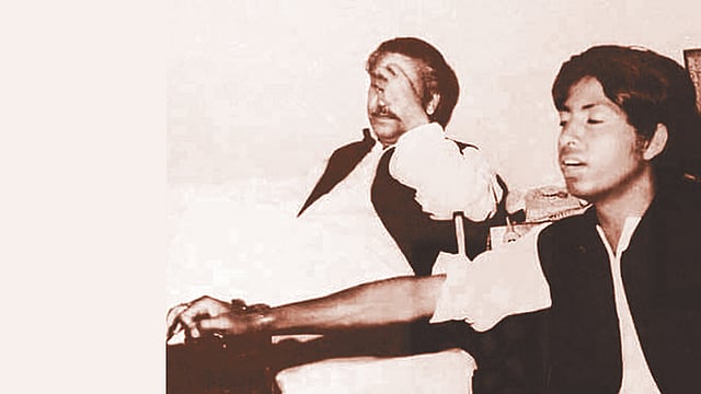 বঙ্গবন্ধুকে গান শোনাচ্ছেন শিল্পী আবদুল জব্বার