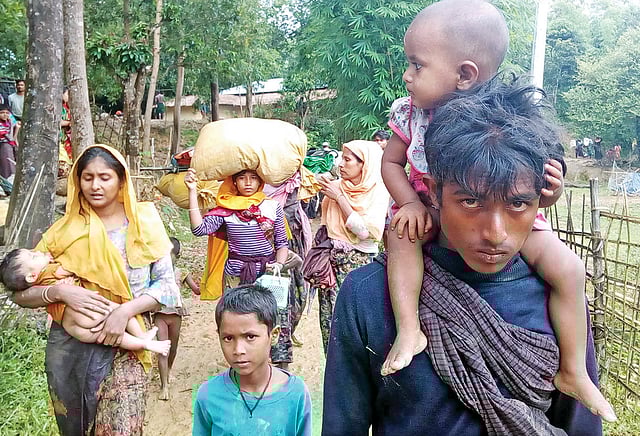 মিয়ানমারের রাখাইন রাজ্য থেকে পালিয়ে আসা রোহিঙ্গা নারী–শিশুরা। ঈদের দিনেও আশ্রয়ের সন্ধানে ছুটছে তারা। কক্সবাজারের উখিয়া থেকে ২ সেপ্টেম্বর তোলা ছবি l প্রথম আলো