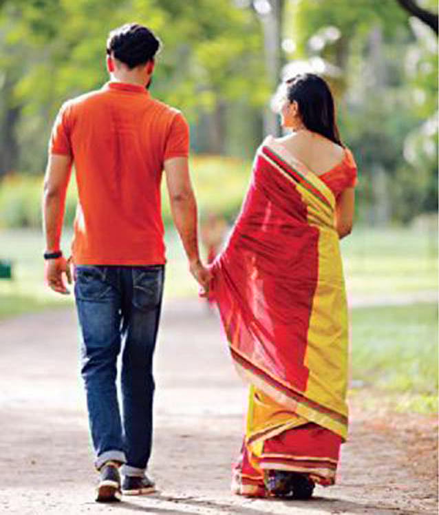 সম্পর্ক, হাতে হাত রেখে পাশাপাশি চলা, চোখে রাখা চোখ...বদলে যাচ্ছে ধরন। সম্পর্ক এখন অনেক বেশি ভার্চ্যুয়াল দুনিয়ায়। ফাইল ছবি