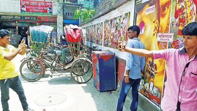 সিনেমা দেখার পাশাপাশি চলছে ছবি ও সেলফি তোলা। ছবিটি গত সোমবার অভিসার সিনেমা হলের সামনে থেকে তোলা l প্রথম আলো