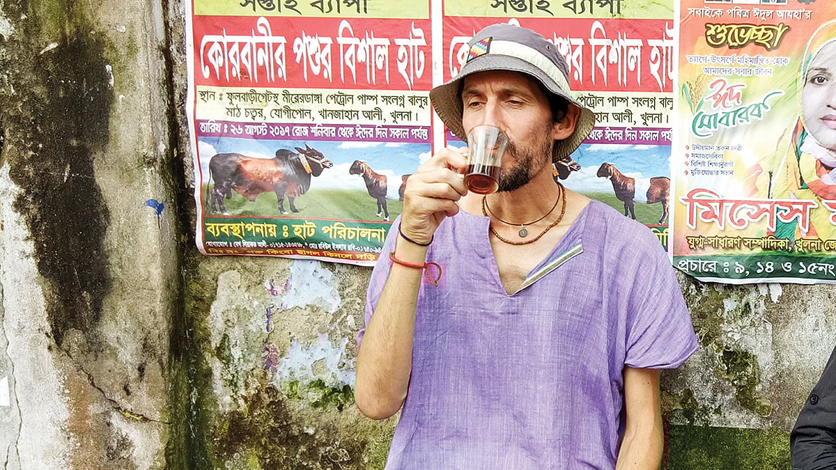 খুলনার ফুটপাতে চায়ের দোকানে বিলেতের পর্যটক পল স্মি। ছবি: লেখক