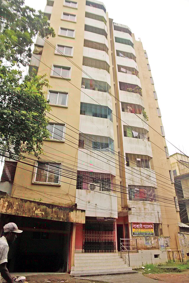 ফরিদপুর শহরের ঝিলটুলী এলাকায়  ১০ তলা লাক্সারি প্যালেস। ছবিটি সম্প্রতি তোলা l প্রথম আলো