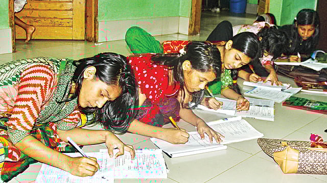 একটা জায়গায় দারুণ মিল রয়েছে এই শিশুদের। সবাই হারিয়ে যাওয়া শিশু।  তাদের ঠাঁই হয়েছে চট্টগ্রামের ফিরিঙ্গি বাজার এলাকার শিশুনিবাস ‘উপলব্ধি’তে। সেখানে লেখাপড়ার সুযোগ পাচ্ছে তারা। ছবিটি গতকাল দুপুরে উপলব্ধির পড়ার কক্ষ থেকে তোলা l জুয়েল শীল