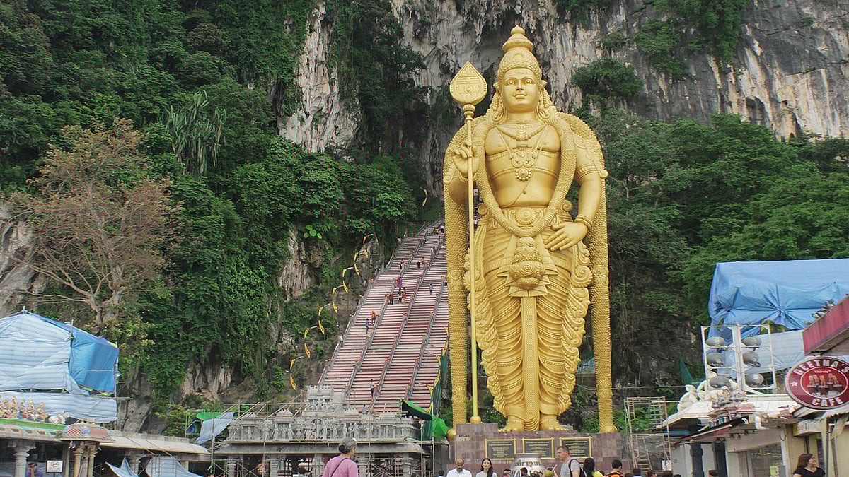 ১৪০ ফুট উচ্চতার মরুগানের সোনালি মূর্তি।