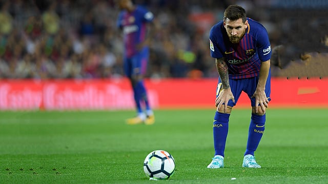 ‘এখনো পথ বাকি। ভাঙতে হবে আরও কিছু রেকর্ড’—এমন কথাই কী ভাবছেন মেসি! ছবি: এএফপি