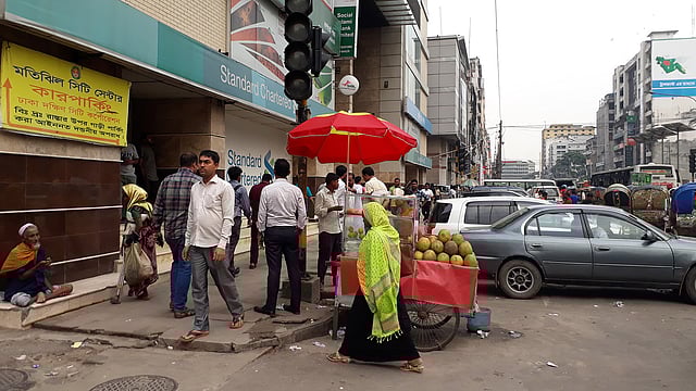 মতিঝিলের সিটি সেন্টারের সামনে সিটি করপোরেশনের বিজ্ঞপ্তির সামনে অবৈধ পার্কিং। ছবি: লুৎফরজামান