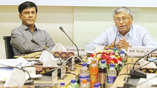 গোলটেবিল বৈঠকে বক্তব্য দেন মানবাধিকার কমিশনের চেয়ারম্যান কাজী রিয়াজুল হক। পাশে সমাজসেবা অধিদপ্তরের মহাপরিচালক গাজী মোহাম্মদ নুরুল কবির l প্রথম আলো