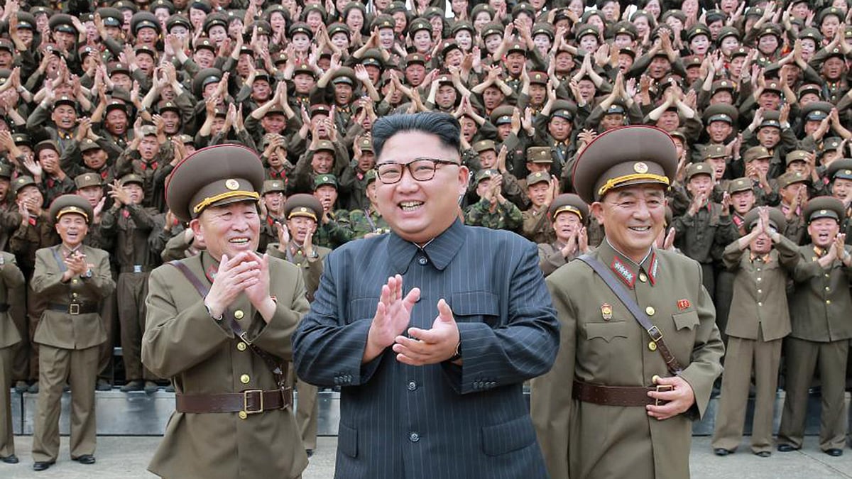 সেনা কর্মকর্তাদের মাঝে হাস্যোজ্জ্বল উত্তর কোরিয়ার নেতা কিম জং উন। ছবি: রয়টার্স