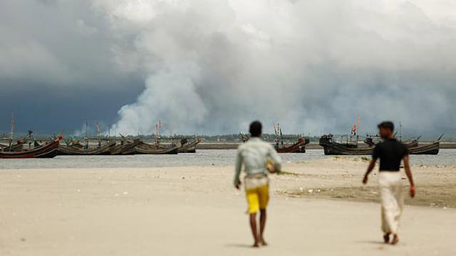 মিয়ানমারের রাখাইন রাজ্যে জ্বলছে রোহিঙ্গাদের বসতি। ছবিটি টেকনাফের শাহপরীর দ্বীপ থেকে গত মঙ্গলবার তোলা৷ ছবি: সুমন ইউসুফ