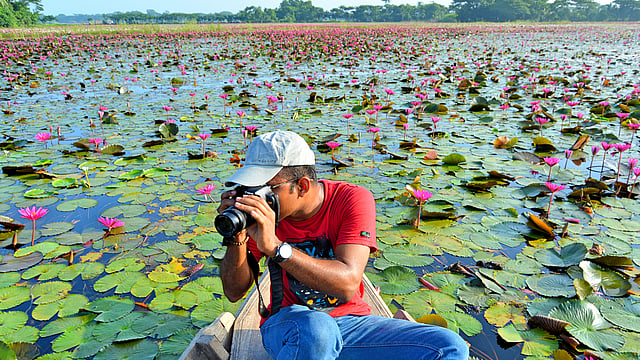 মনোমুগ্ধকর এই বিলে ছুটে আসেন নানা পেশার পর্যটক।