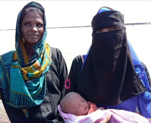 মিয়ানমার থেকে পালিয়ে আসা খাদিজা সদ্যোজাত কন্যার নাম প্রধানমন্ত্রী শেখ হাসিনার নামে রেখেছেন। শুধু খাদিজা নয় তার মতো ৮০ হাজার রোহিঙ্গা নারী বাংলাদেশে আছেন, যারা অন্তঃসত্ত্বা। ছবি: সংগৃহীত